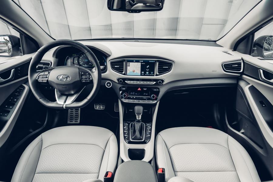 Торпедо Hyundai IONIQ plug-in (AE) 2016 года  (фото 42 из 42)